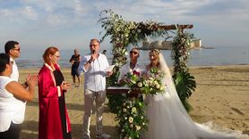 Meme Kanserini Yenen Eşine Temsili Düğün Sürprizi