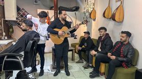 Canlı Müzikle Tıraş Deneyimi: Vanlı Berber Türkülerle Müşterilerini Ağırlıyor
