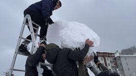 Güneysu'da Gençlerden 4,5 Metrelik Kardan Adam İlgisi