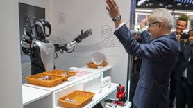 Bakan Uraloğlu, Barselona'daki Mobil Dünya Kongresi'ni Ziyaret Etti