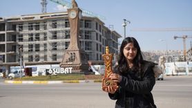 Kadınlar Adıyaman'da Depremin Simgesi Saat Kulesinin Maketini Yapıyor