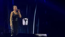 Ebru Yaşar Bursa'da Hayranlarıyla Buluştu