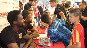 Kayserispor'un İmza Gününde Futbolcular Taraftarlarla Buluştu