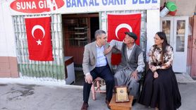 Mersin'de Yarım Asırlık Bakkala Vali Toros'tan Plaket