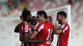 Özbelsan Sivasspor, Adana Demirspor'u Farklı Yenerek 3 Puanı Kapıldı