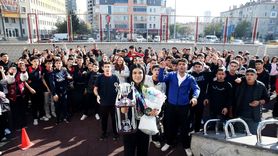 Kick Boks Dünya Şampiyonu Elif Ceren Uzunçakmak'a Okulunda Sürpriz Karşılama