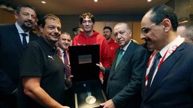 A Milli Erkek Basketbol Takımı İkincilik Madalyasını Cumhurbaşkanı Erdoğan'a Takdim Etti