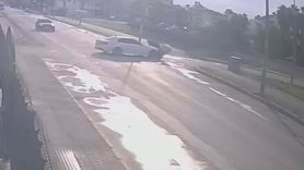 Antalya'da Motosikletli Kurye Kaza Geçirdi