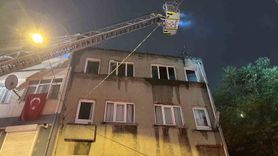 Fatih'te 3 Katlı Binanın Çatısında Yangın Çıktı