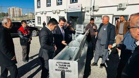 Besni'de Yetiştiricilere Otomatik Yemlik Dağıtımı