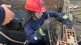 Cizre'de İtfaiye Ekipleri Mahsur Kalan Kediyi Kurtardı