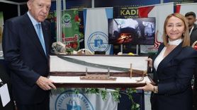 Cumhurbaşkanına Kılıç Hediye Eden Kadın Başkan