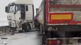 Düzce'de Tır Kazası Çevre Yolunu Kapatmıştır