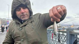 Galata Köprüsü'nde Yılın Son Günü Balıkçılar Coşku İçinde