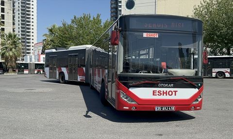 İzmir'de Kadın Şoför Otobüsteki Yangını Başarıyla Söndürdü