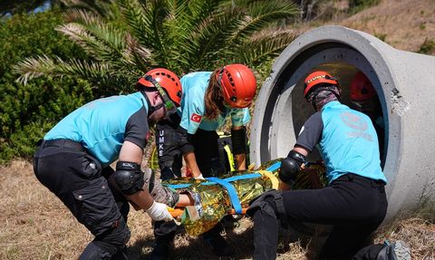 İzmir'de UMKE Tatbikatında Kadın Kurtarıldı