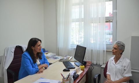 54 Yaşındaki Kadın Parkinson Hastalığını Beyin Pili Ameliyatıyla Yenerek Yaşama Tutundu