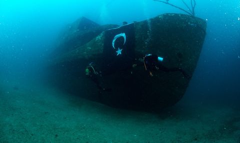 İzmir'de Dalgıçlar 9 Eylül'de Türk Bayrağını Su Altında Açtı
