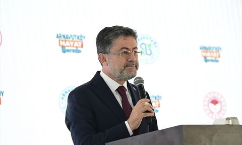 Tarım ve Orman Bakanı Yumaklı, 'Zeytin' Adlı Köpeği Sahiplendi