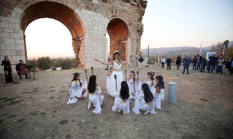 Tralleis Antik Kenti'nde Notalı Müzik Eşliğinde Dans Gösterisi