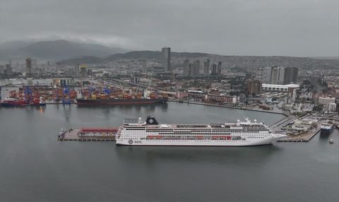 İzmir'e MSC Sinfonia Gemisiyle 2.700 Turist Geldi