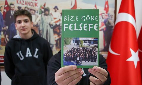 Uşak'ta Öğrenciler Felsefe Kitabı ile Mehmetçiğe Destek Oldu