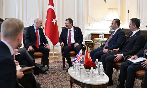 Cumhurbaşkanı Yardımcısı Yılmaz, İngiltere Savunma Bakanı Healey İle Görüştü