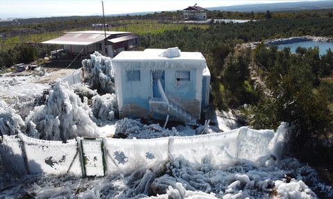Mersin'de Soğuk Hava Su Deposunu Buzla Kapladı
