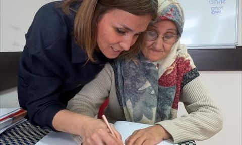 65 Yaşındaki Ayşe Demir'in Okuma Yazma Serüveni