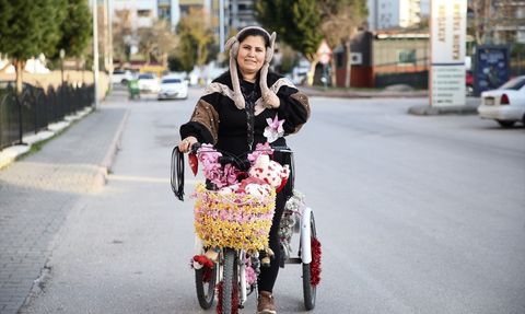 Müzikli Bisikletle Ulaşım: 4 Çocuklu Annenin Renkli Hikayesi