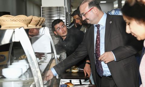 Üniversite Öğrencilerine Ücretsiz İftar İkramı