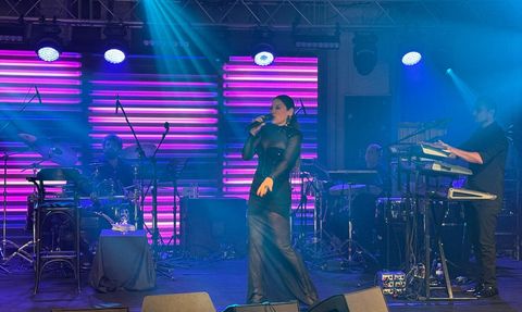 Aşkın Nur Yengi Antalya'da Kalabalık Bir Konser Verdi