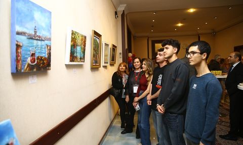 Bakü'de 'Sağlıkçı Ressamlar' Sergisi Meraklıları Ağırladı