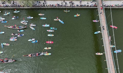 Uluslararası Portakal Çiçeği Karnavalı'nda Renkli Su Korteji