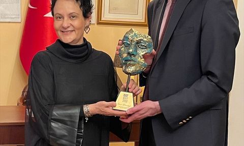 Devlet Tiyatroları St. Petersburg'da 'Medea Material' ile büyük beğeni topladı