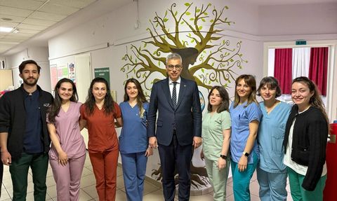 Dünya Ebeler Günü'nde Bakan Memişoğlu'ndan Ebelere Ziyaret