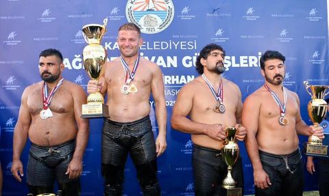 Kaş Belediyesi 4. Yağlı Güreşleri'nde İsmail Balaban Başpehlivan Oldu