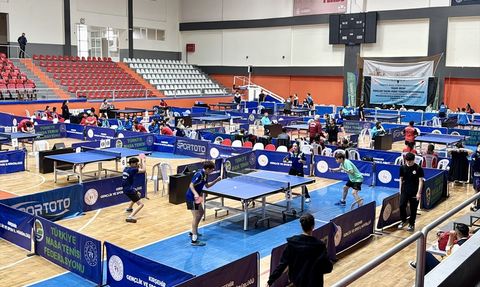 Kırşehir'de Masa Tenisi Gençler Şampiyonası Başladı