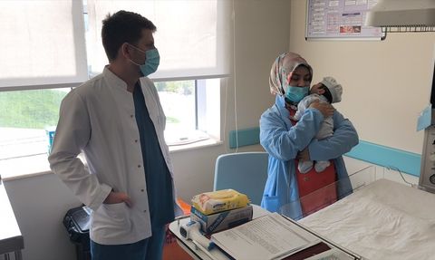 Kütahya'da Bebeğin Boynundan 445 Gram Tümör Çıkarıldı