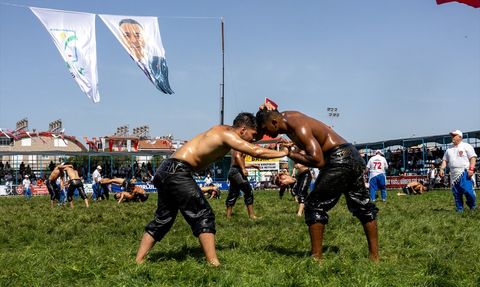 Manavgat'ta CW Enerji Türkiye Yağlı Güreş Ligi Devam Ediyor