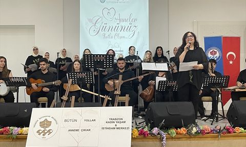 Trabzon'da Anneler Günü'nde Özel Bireylerin Anneleri Korosu Sahne Aldı