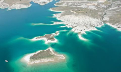 Atatürk Baraj Gölü'ndeki Adacıklar Maldivler'i Anımsatıyor