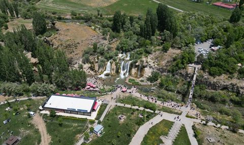 Bayramda Muradiye Şelalesi'nde Yoğun Ziyaretçi Akını
