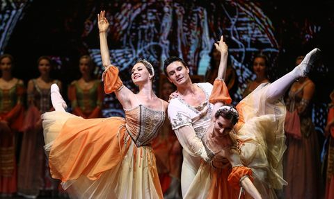 Bursa'da Kuğu Gölü Balesi Rüzgarı Esti