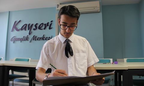 Depremzede Genç Ressamın Çin Yolculuğu