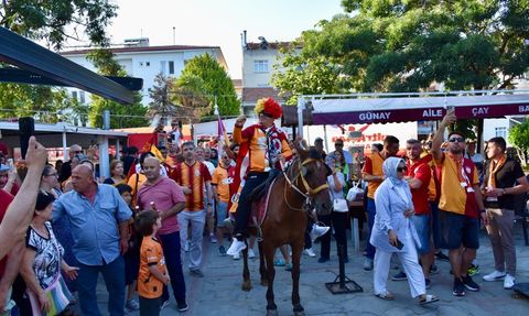 Galatasaray Taraftarları Tekirdağ'da Coşkuyla Şampiyonluğu Kutladı