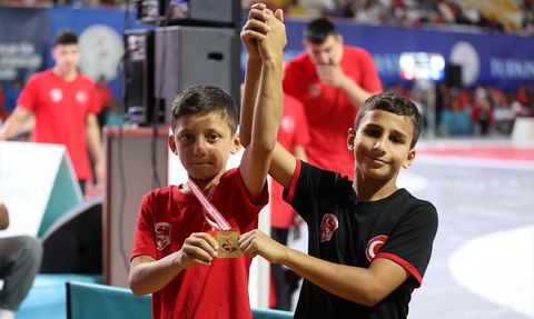 Güreşte Centilmenlik Örneği: Hükmen Galip Olmasına Rağmen Güreşti