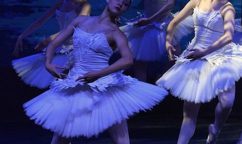 İzmir'de Kuğu Gölü Balesi Etkileyici Bir Performansla Sahneleniyor