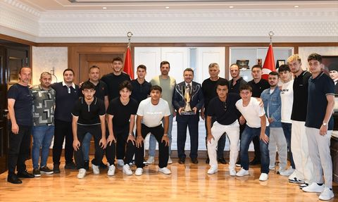 Trabzonspor 19 Yaş Altı Takımı'ndan Büyükşehir Belediyesi'ne Ziyaret