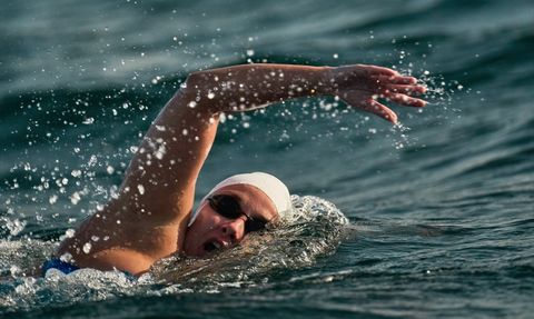 Bengisu Avcı Kuzey Kanalı'na Yüzüyor